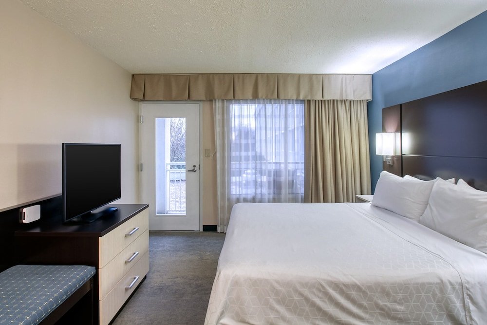Номер Premium Holiday Inn & Suites Atlanta Airport North, an IHG Hotel