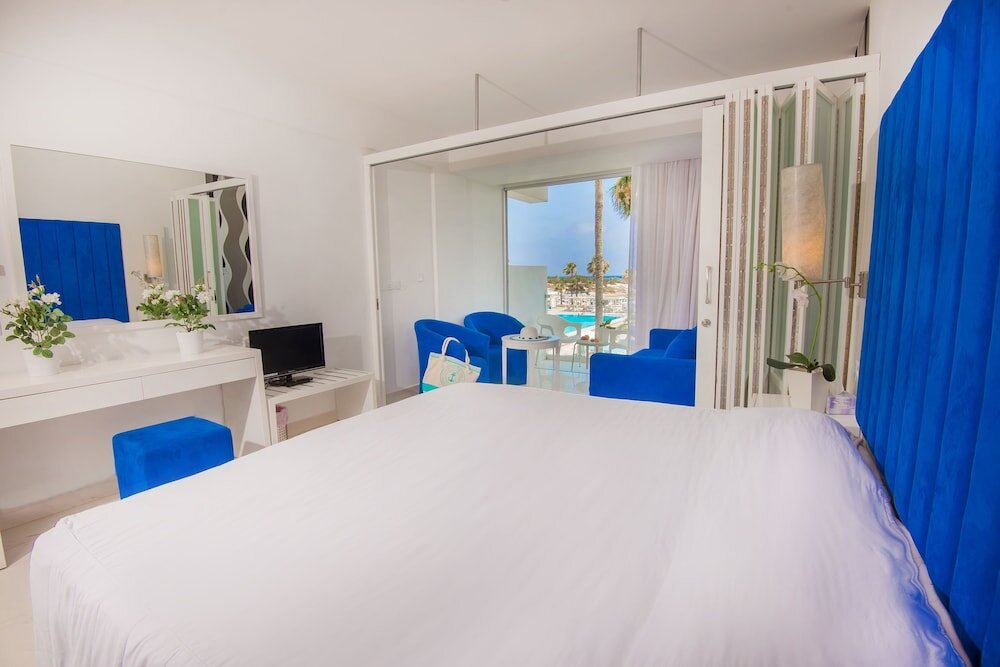 Семейный номер Standard с балконом Dome Beach Marina Hotel & Resort