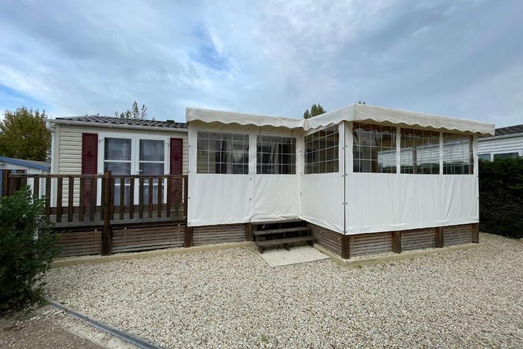 Бунгало Mobile home in a campsite with swimming pool in Marennes plage