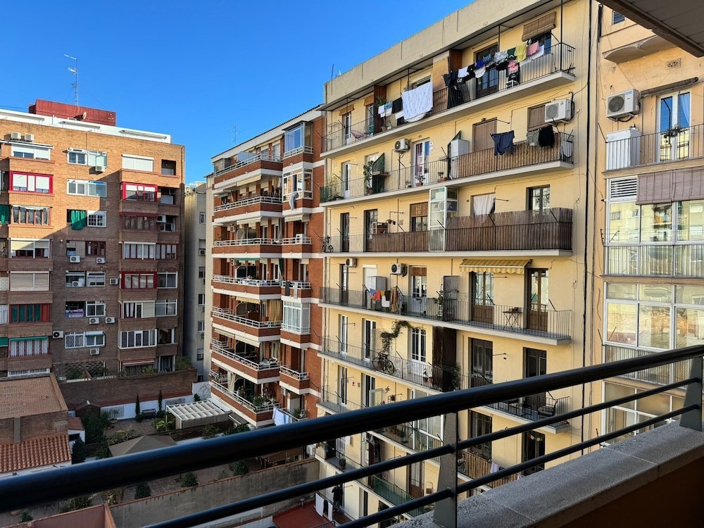Апартаменты с 2 комнатами с балконом и с видом на внутренний двор Апарт-отель Suites Marina