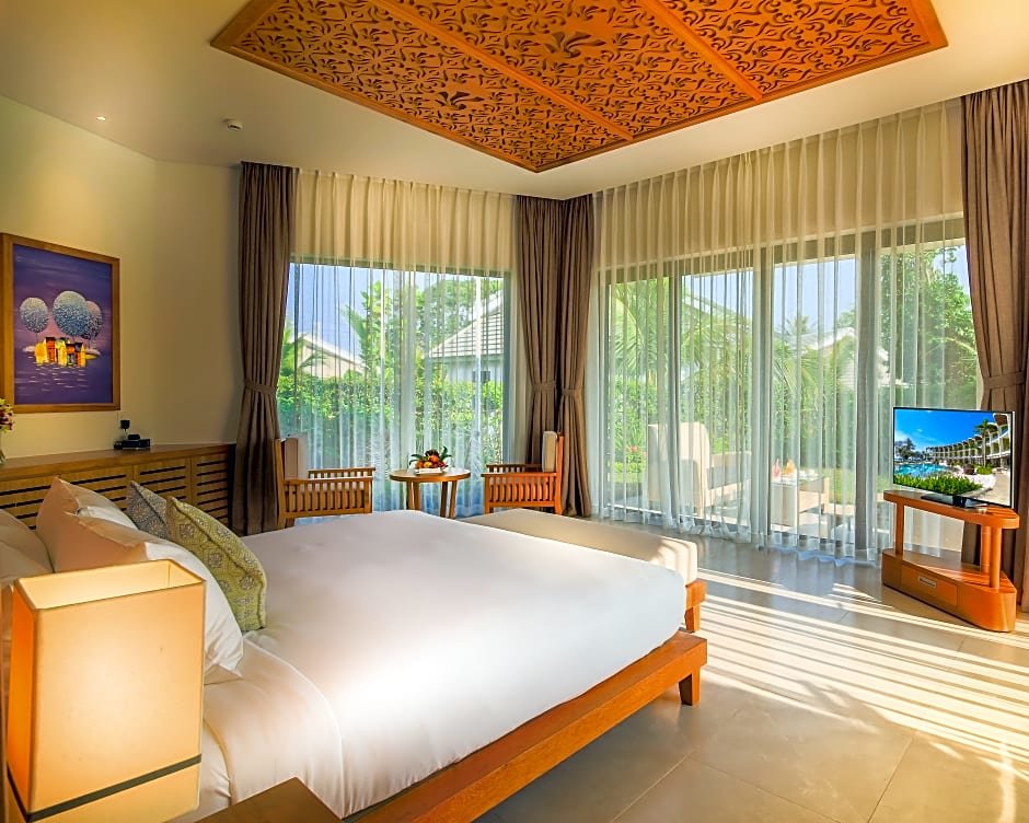 Номер Luxury с видом на бассейн The Shells Resort & Spa Phu Quoc