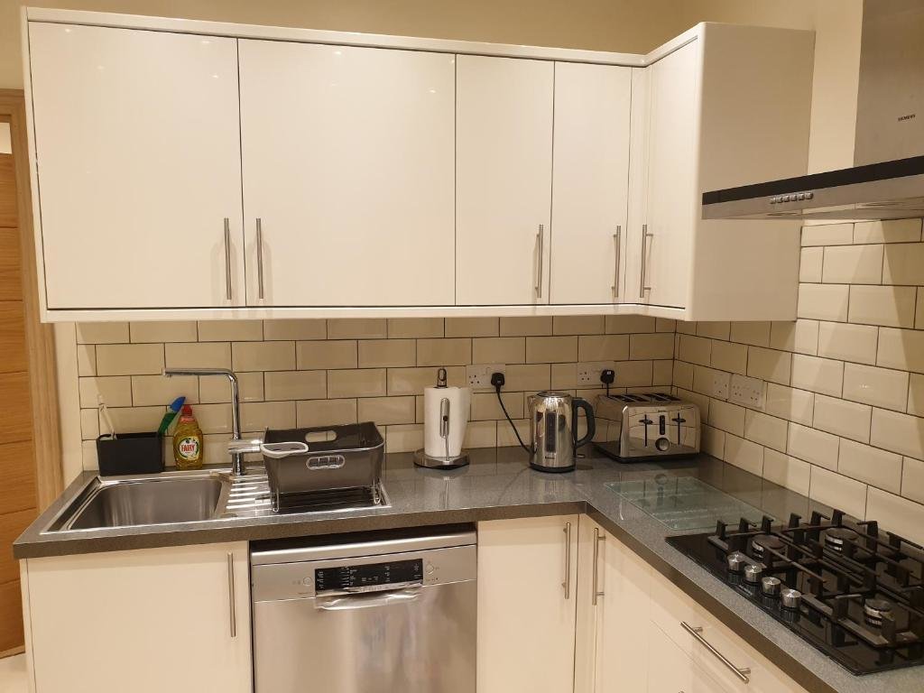 Апартаменты London Luxury Apartments 5 min walk from Ilford Station, with FREE PARKING FREE WIFI