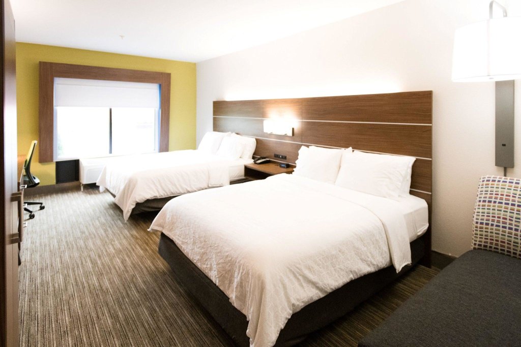 Четырёхместный номер Standard Holiday Inn Express & Suites Lexington North West-The Vineyard, an IHG Hotel