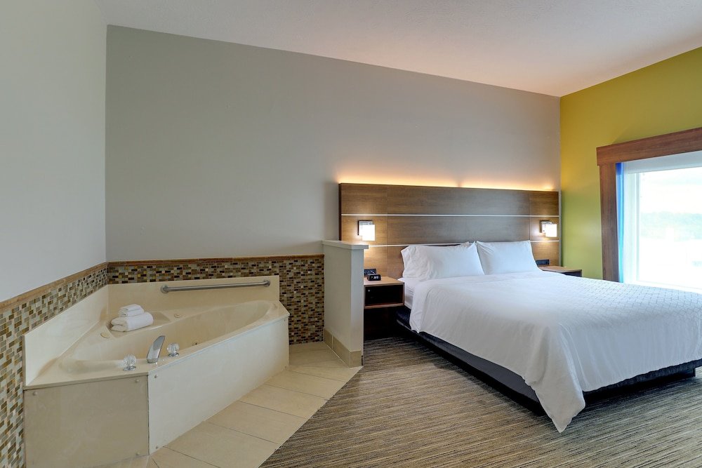Suite 1 dormitorio Holiday Inn Express Campbellsville, an IHG Hotel