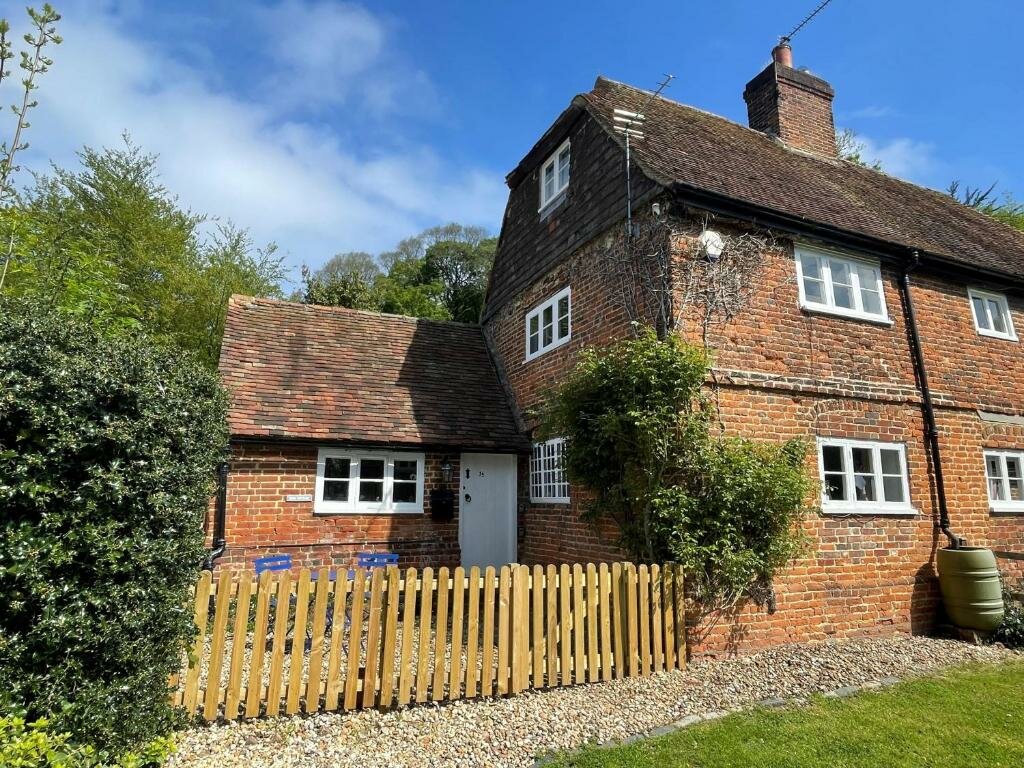 Номер Standard Bere Cottrage -Beamed 400 year old cottage, giving you a taste of the Garden of England