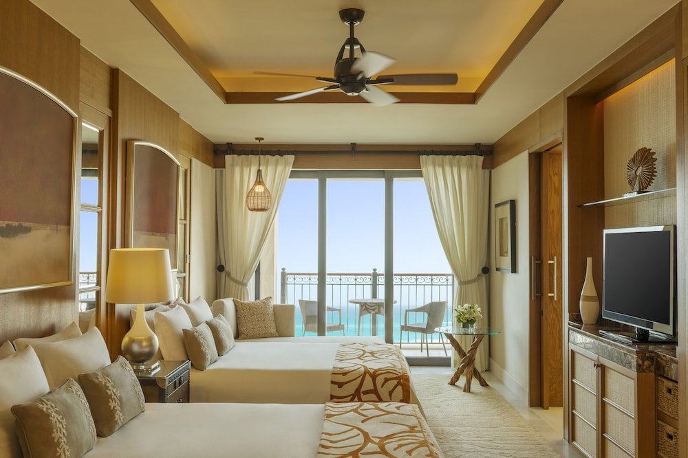 Четырёхместный гостевой номер Premium с балконом и с видом на море The St. Regis Saadiyat Island Resort, Abu Dhabi