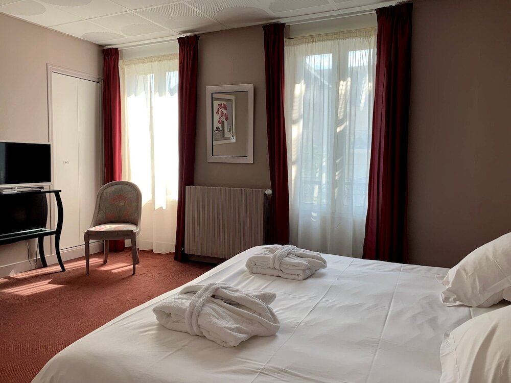 Трёхместный номер Superior Grand Hotel de Courtoisville - Piscine & Spa