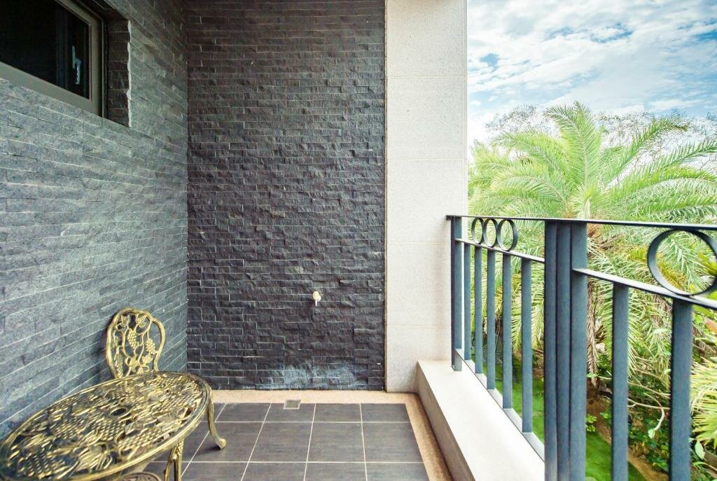 Habitación cuádruple Estándar con balcón y con vista al jardín Oceanic Pearl Resort