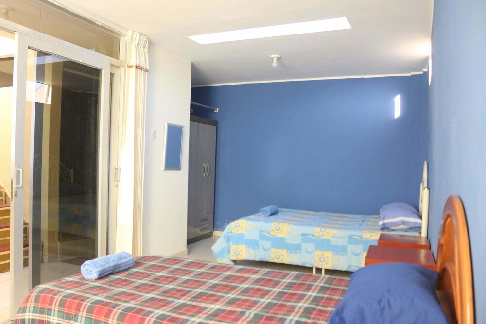 Трёхместный семейный номер Standard c 1 комнатой с видом на город Hostal Mochileros Tacna