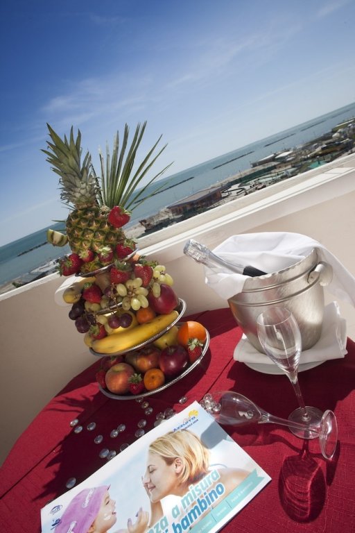 Habitación cuádruple Confort con balcón Hotel Marina Beach