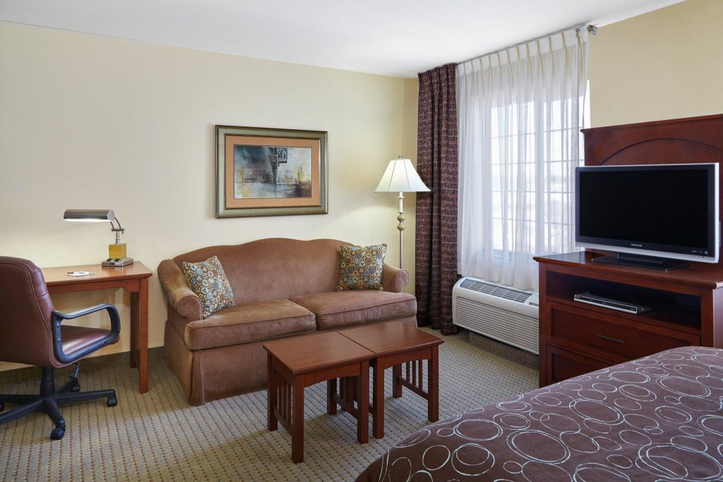 Double Suite Staybridge Suites Milwaukee Airport South, an IHG Hotel