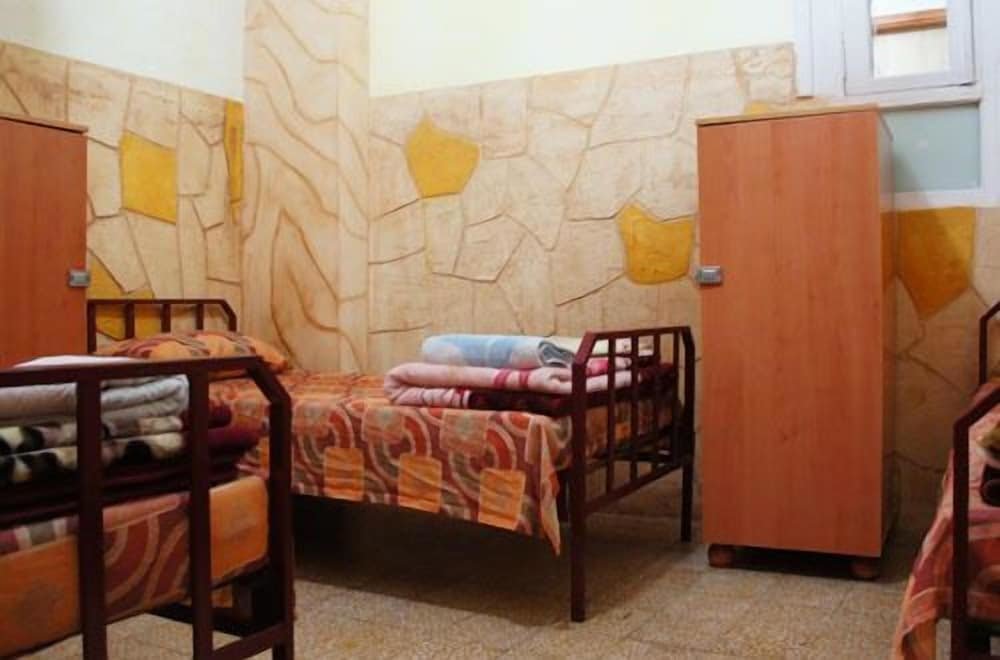 Кровать в общем номере (женский номер) Talal Hotel