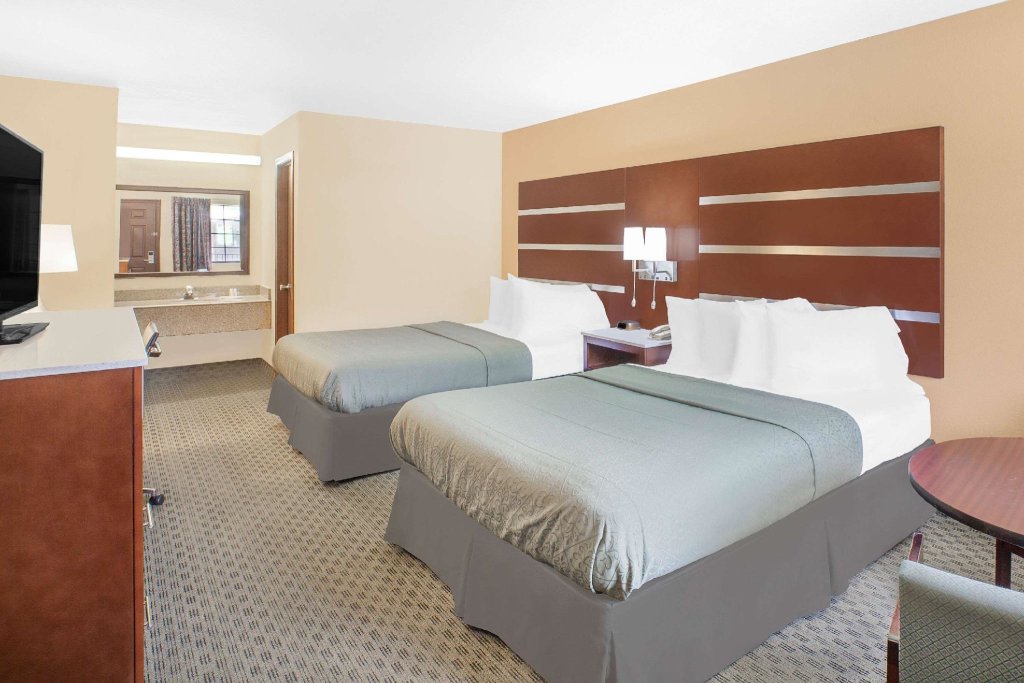 Standard Quadruple room Days Inn by Wyndham Fayetteville