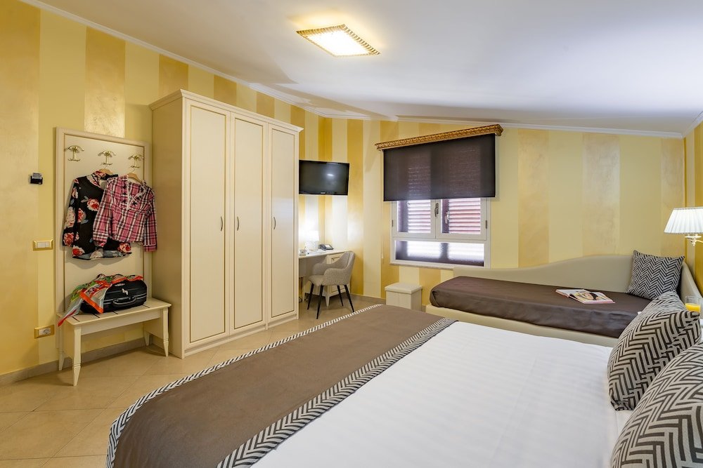 Standard Triple room with city view Vittorio Emanuele Boutique Hotel