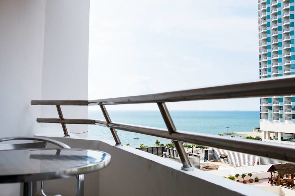 Номер Deluxe с балконом и с видом на море Markland Seaside Pattaya