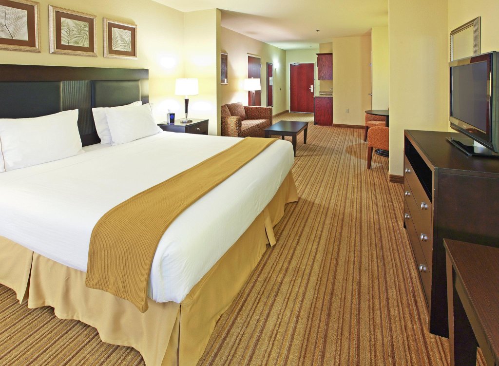 Двухместный люкс Holiday Inn Express & Suites - Shreveport - Downtown, an IHG Hotel