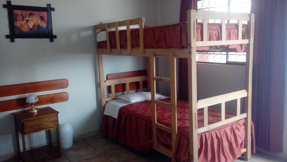 Кровать в общем номере Hostal Buen Pastor