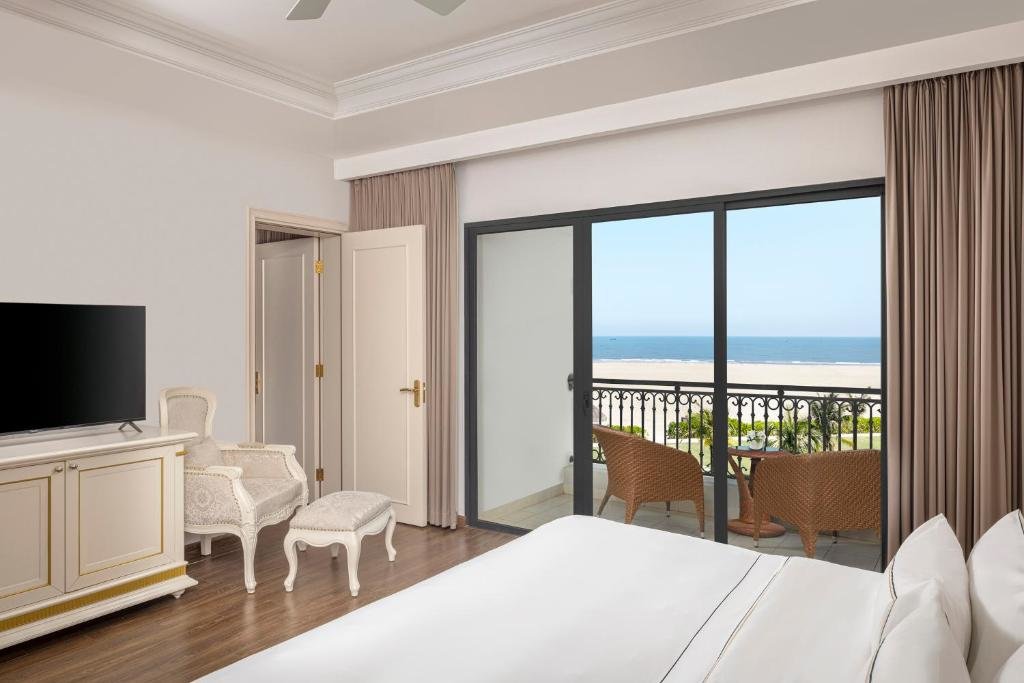 Номер Deluxe с 2 комнатами с видом на море Melia Vinpearl Cua Hoi Beach Resort
