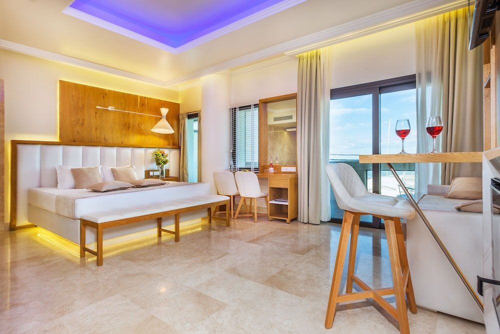 Suite avec balcon et Vue mer Porto Marine Hotel
