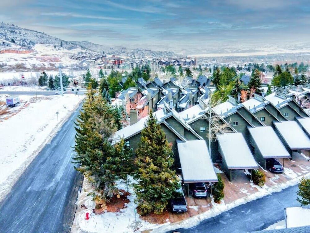 Апартаменты Warm & Inviting Newly-renovated Luxury 4br Townhome In Park City - Walk To Canyons Village Ski Area Comanche Peak By Boutiq