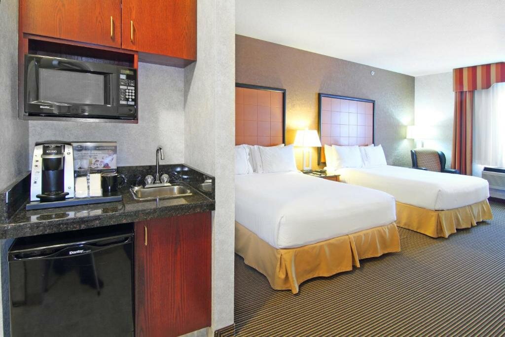 Семейный люкс Holiday Inn Express Hotel & Suites Calgary S-Macleod Trail S, an IHG Hotel