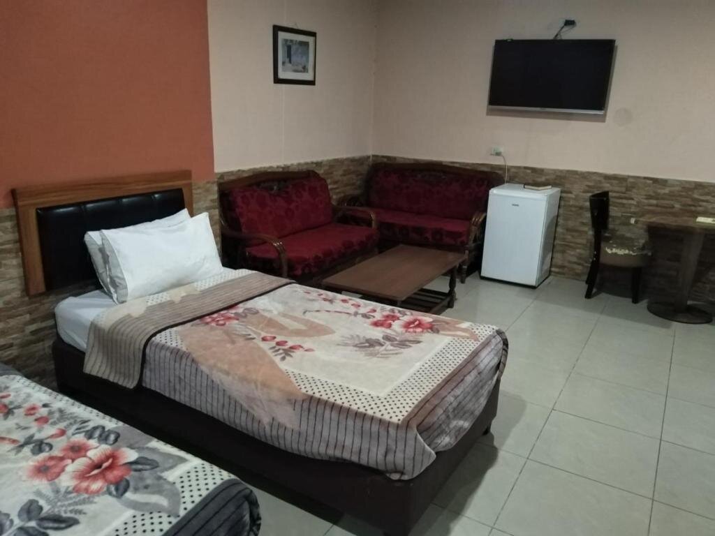 Кровать в общем номере Amman Palace Hotel