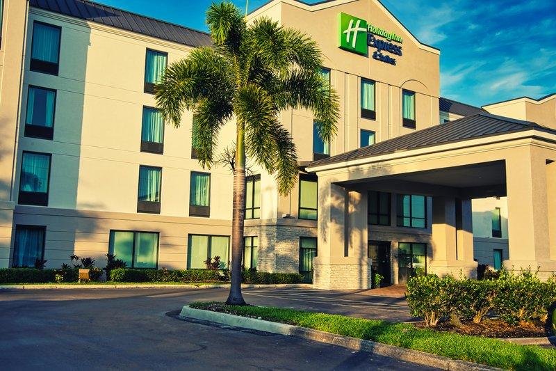 Кровать в общем номере Holiday Inn Express Hotel & Suites Tampa-Oldsmar, an IHG Hotel