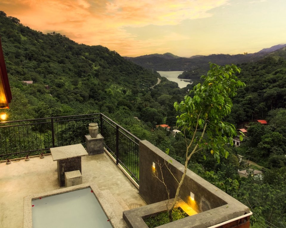 Двухместный номер Premium с балконом Kandy Victoria Eco Resort
