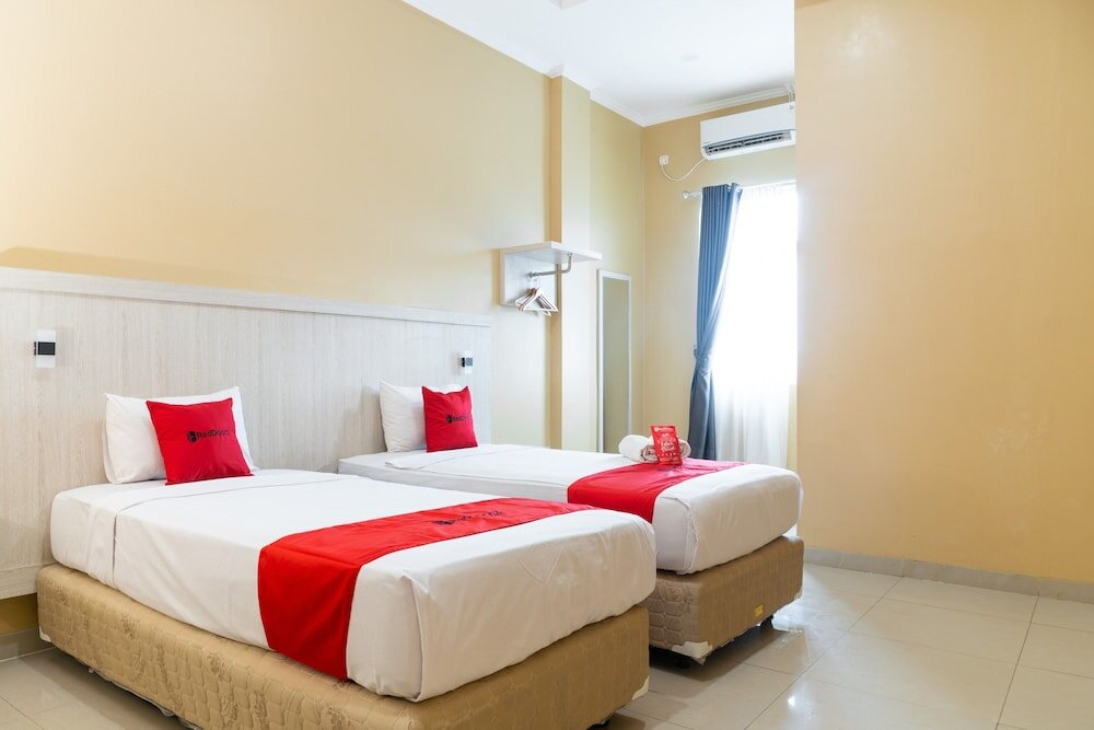 Premium Double room RedDoorz near Sultan Mahmud Badaruddin Airport Palembang