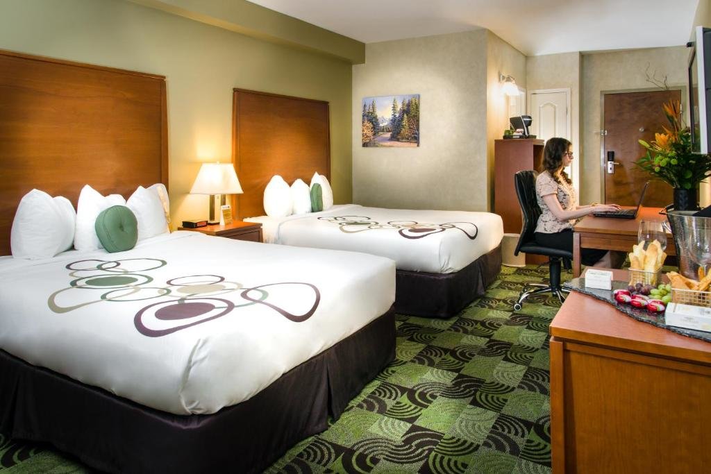 Standard Double room Deerfoot Inn and Casino
