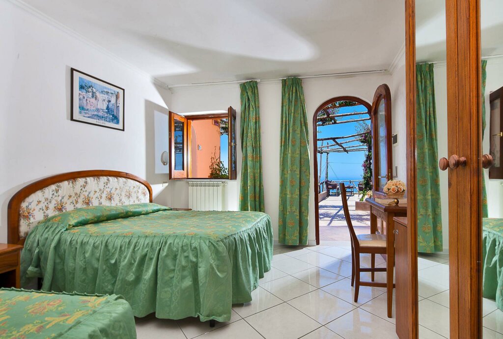 Habitación triple Estándar con vista al mar Hotel Il Girasole