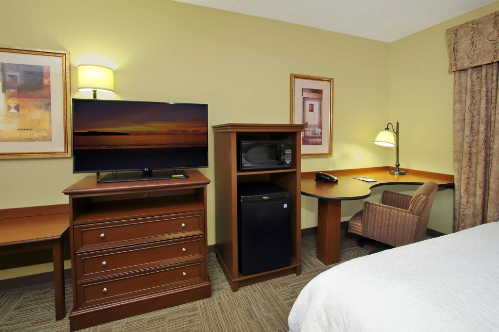 Standard Quadruple room Hampton Inn & Suites Madisonville