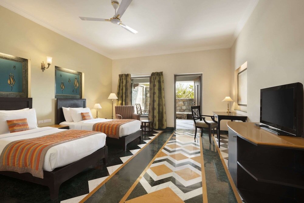 Deluxe Zimmer mit Balkon und mit Gartenblick Ramada by Wyndham Udaipur Resort and Spa
