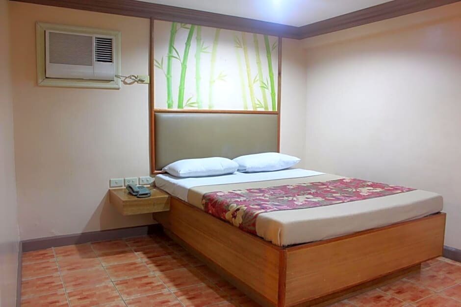 Deluxe Double room Pinoy Pamilya Hotel
