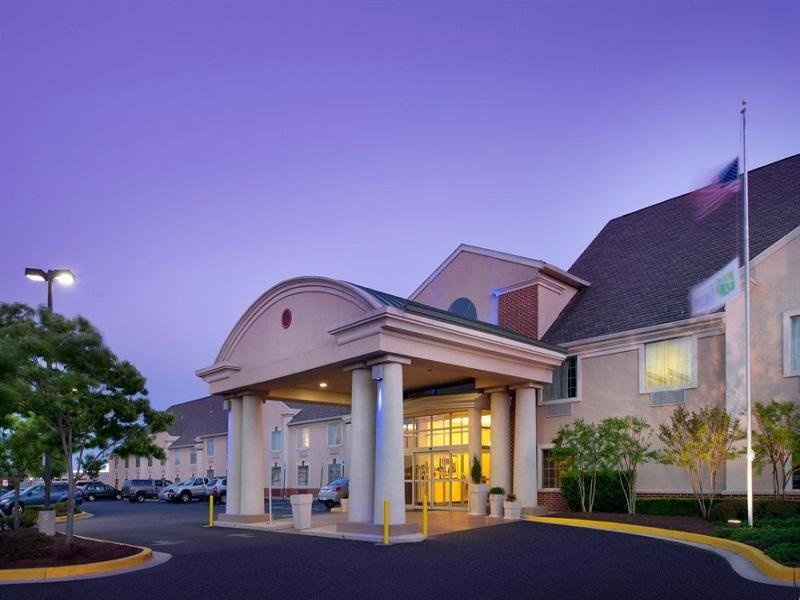 Кровать в общем номере Holiday Inn Express & Suites Annapolis, an IHG Hotel