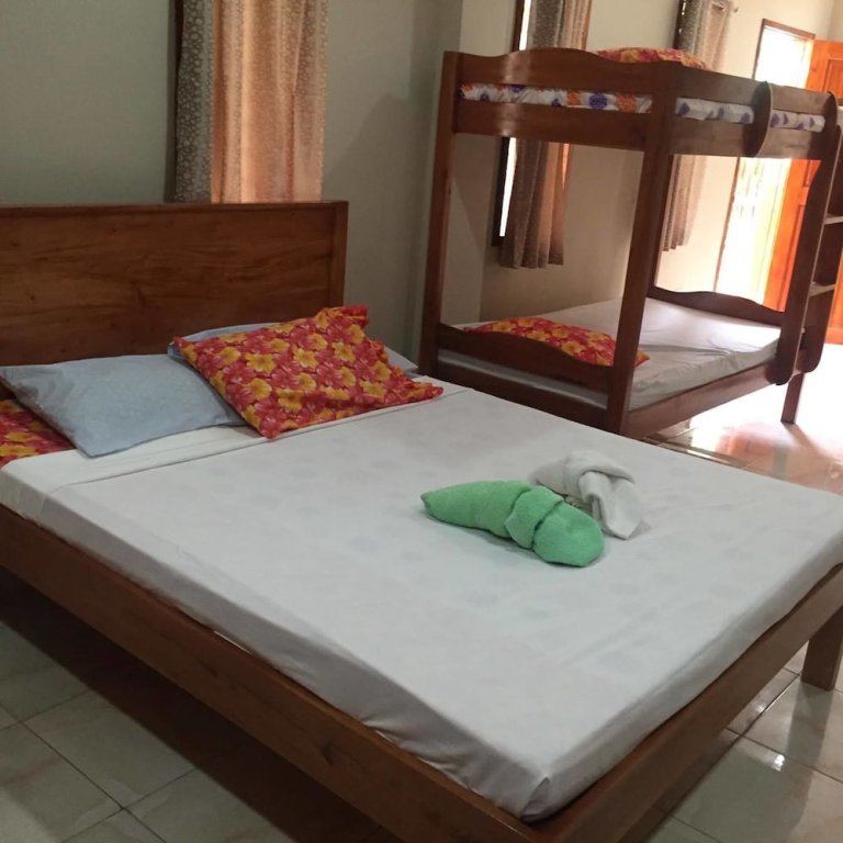 Cama en dormitorio compartido D's Ocean View Beach Resort