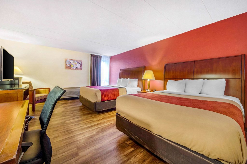 Standard Quadruple room Econo Lodge Inn & Suites Brookings