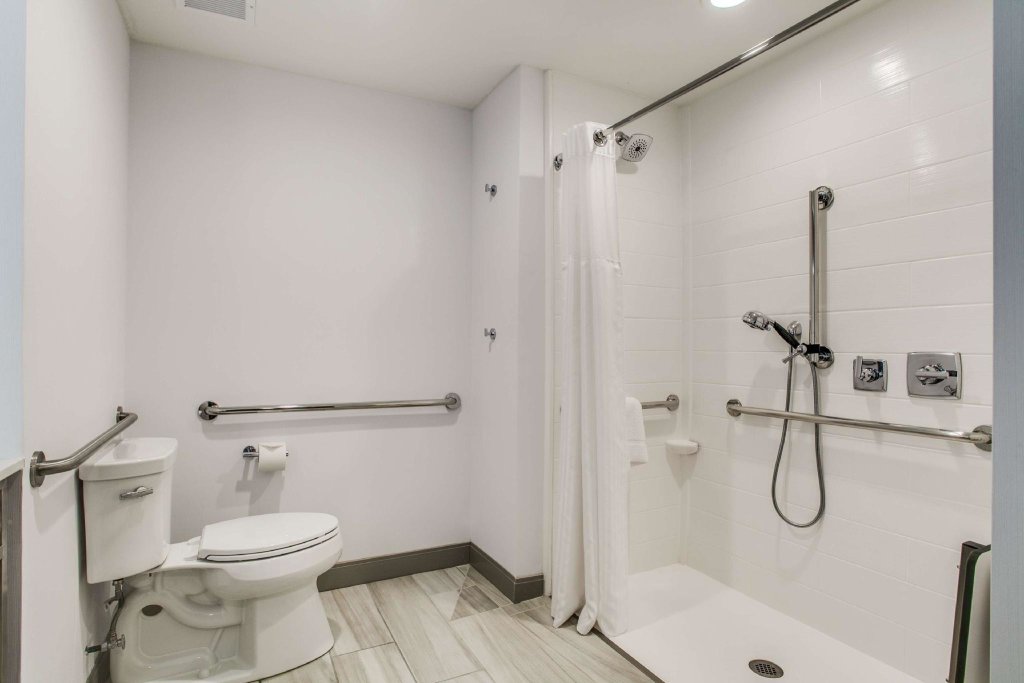 Mobility Accessible Roll-In Shower Double room Hilton Garden Inn Dallas-Central Expy/North Park Area, Tx