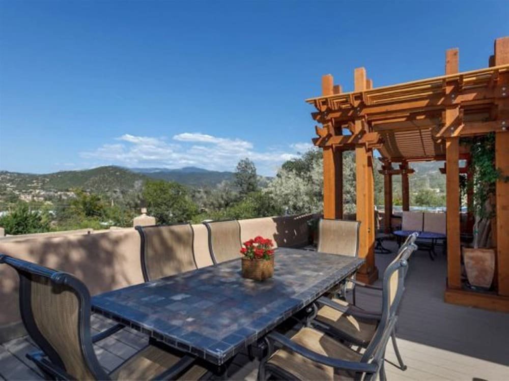 Cottage Hummingbird - Spectacular Views, Stunning East Side Home, Walk to Canyon Rd