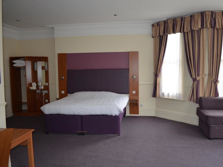 Standard Triple room Worplesdon Place Hotel