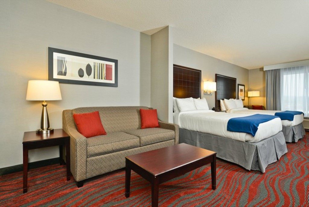 Четырёхместный люкс Holiday Inn Express & Suites Utica, an IHG Hotel