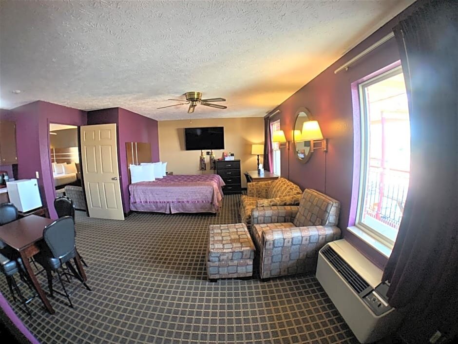 Suite with garden view Econo Lodge