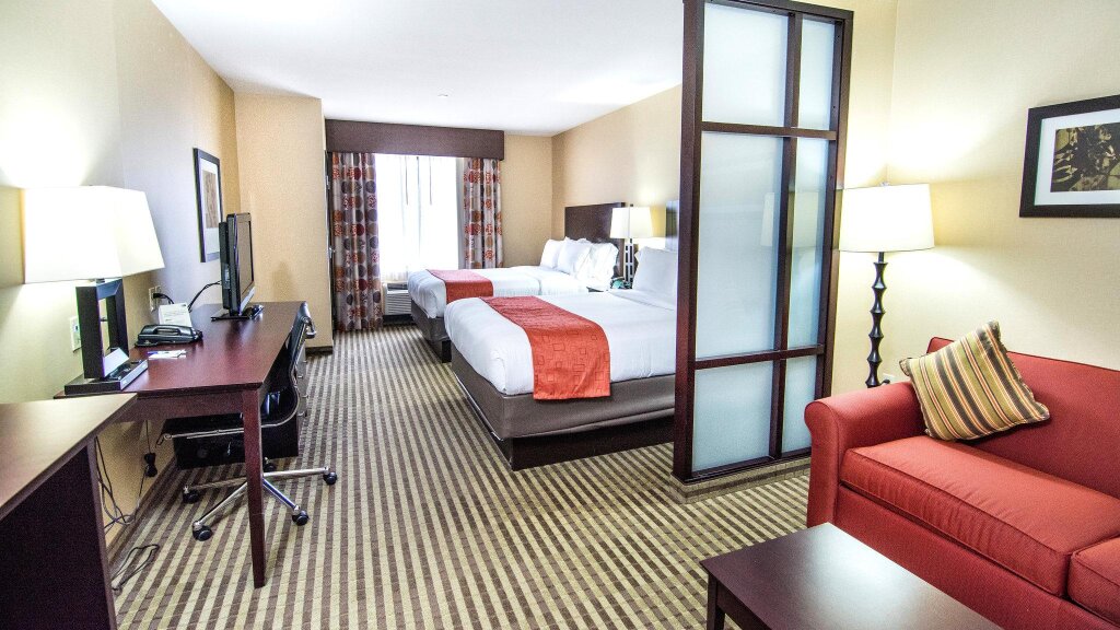 Четырёхместный номер Deluxe Holiday Inn Express & Suites Elkton - University Area, an IHG Hotel