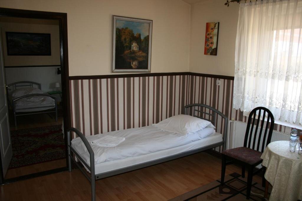 Кровать в общем номере Hotel Komfort Inn - Dwór Hubertus