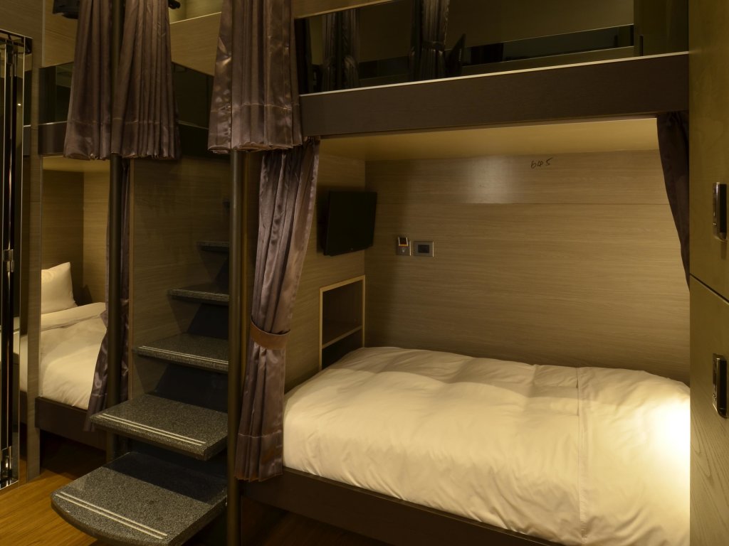 Кровать в общем номере Amici hotel Six Star Hostel