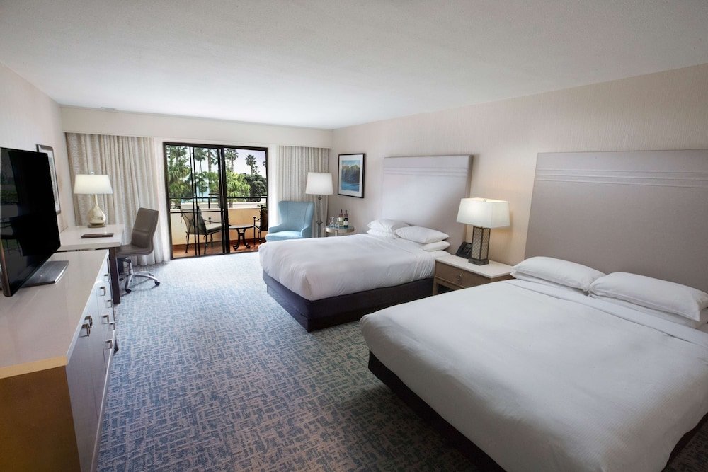 Четырёхместный номер Standard Hilton Santa Barbara Beachfront Resort