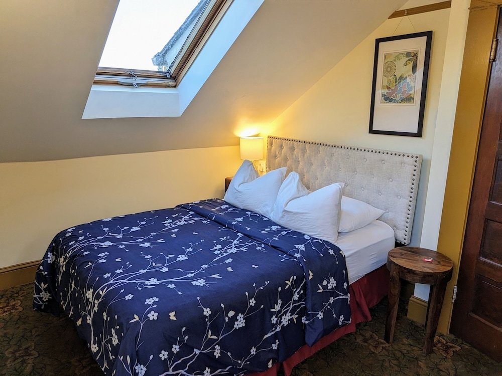 Comfort room Bluebird Guesthouse