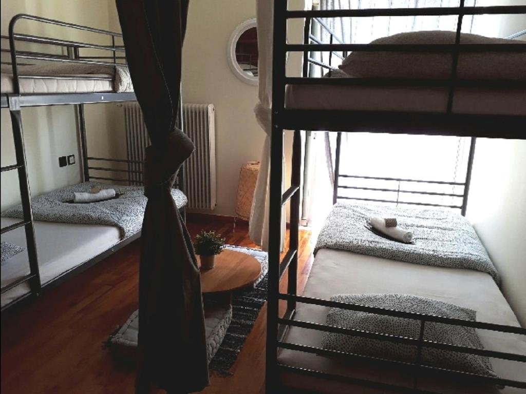 Кровать в общем номере Urban Yoga House Hostel & Retreat