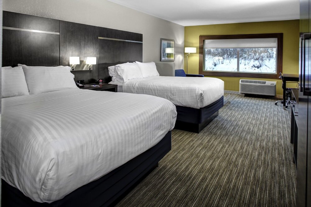 Standard Quadruple room Holiday Inn Express & Suites Coldwater, an IHG Hotel