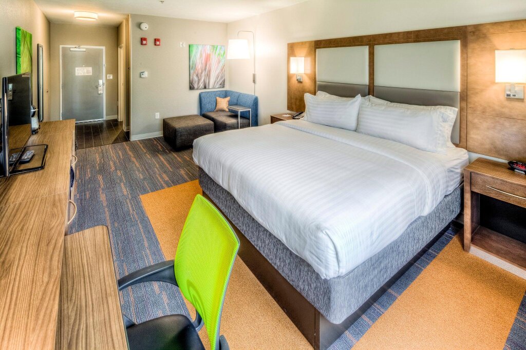 Люкс Deluxe Holiday Inn Express & Suites Cleveland/Westlake, an IHG Hotel